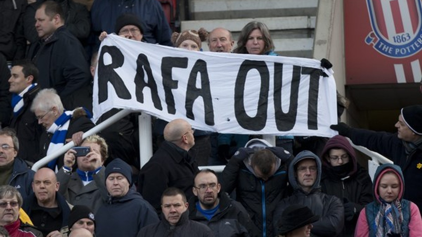 Fanúšikovia Chelsea držia transparent proti trénerovi klubu Rafovi Benitezovi s nápisom "Rafa preč" počas zápasu Premier League medzi Stoke City a Chelsea Londýn 12. januára 2013 v Stoke.