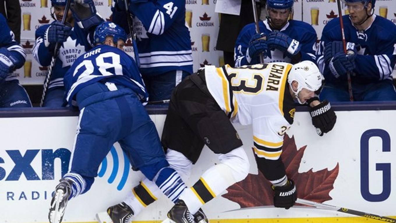 Zdeno Chára (vpravo) a útočník Toronta Colton Orr v zápase Toronto Maple Leafs - Boston Bruins v noci na štvrtok 9. mája.