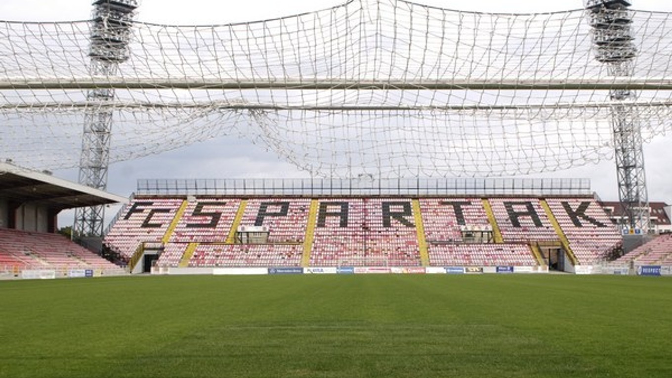 Pohľad na severnú tribúnu.