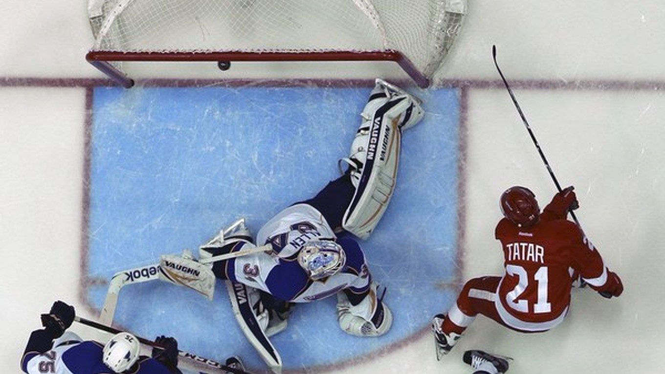 Tatar strieľa gól.