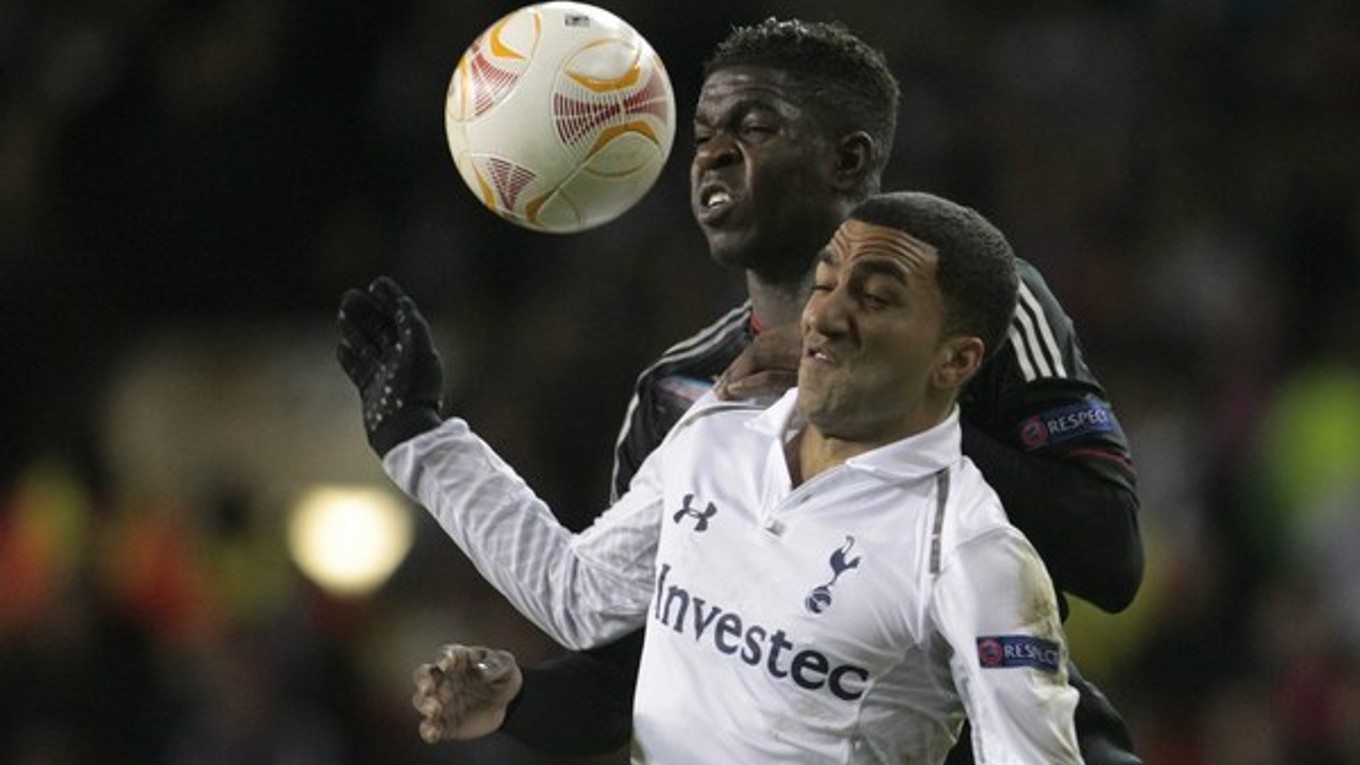 Samuel Umtiti (v čiernom drese) v súboji s Aaronom Lennonom.