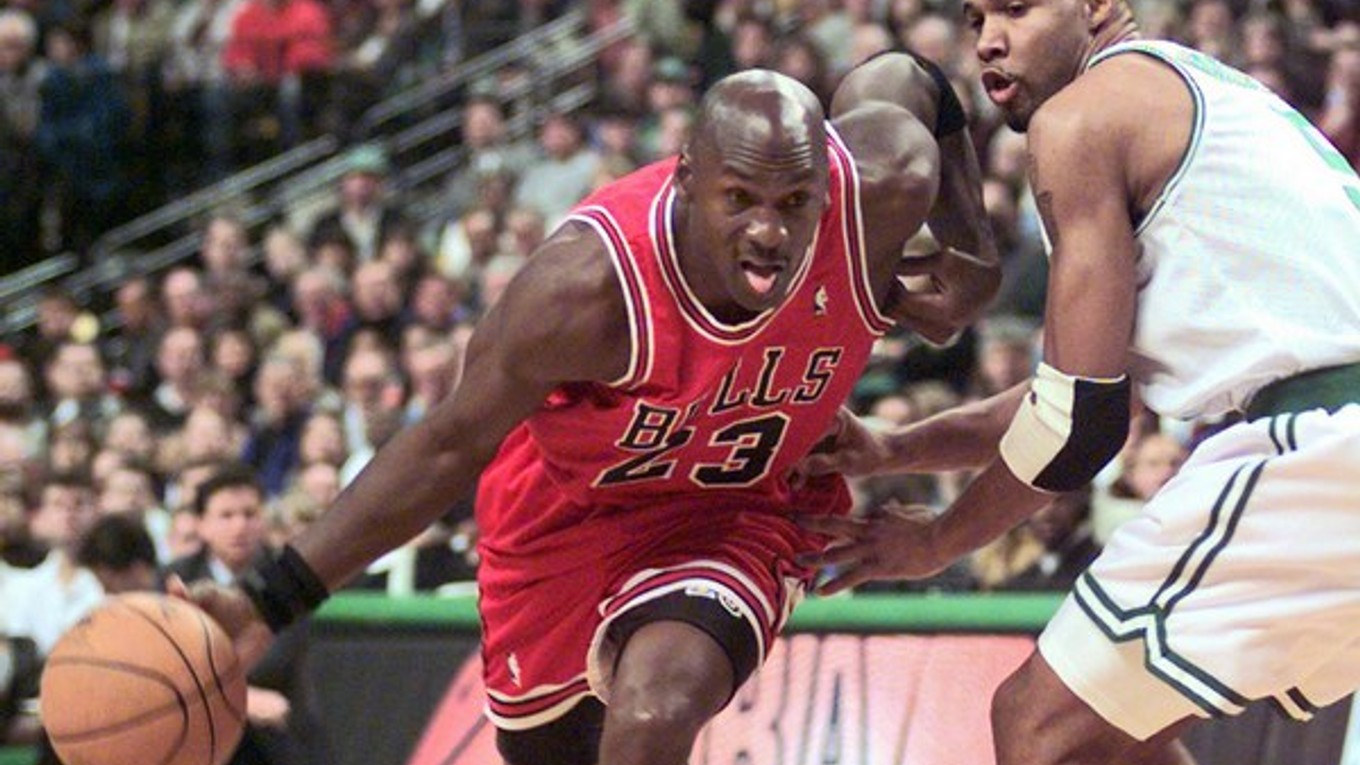 Jordan vyhral v NBA šesť titulov s Chicagom Bulls, päťkrát sa stal najužitočnejším hráčom sezóny a štrnásťkrát si zahral v prestížnom Zápase hviezd. Kariéru zakončil so skvelým priemerom 30 bodov na zápas, keď nastrieľal 32 292 bodov.