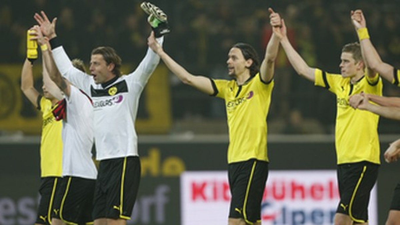 Oslavujúci hráči Dortmundu po víťazstve nad Frankfurtom.