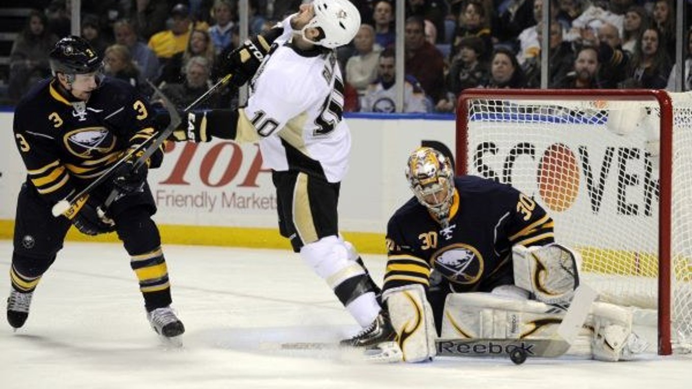 Jordan Leopold (3) z Buffalo Sabres udiera do tváre Tannera Glassa (10) z  Pittsburghu.