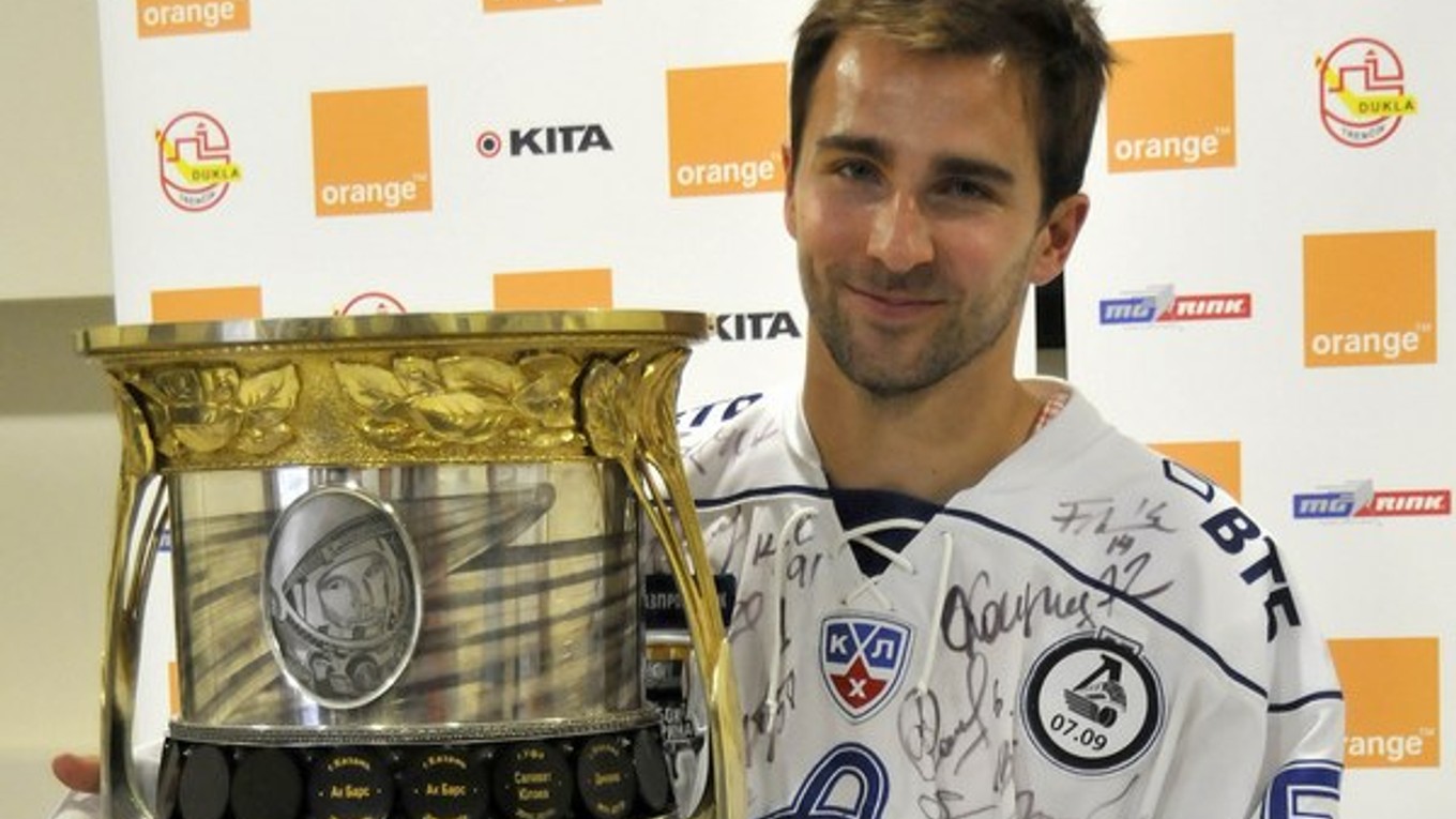 Dominik Graňák bol vlani tretím Slovákom s Gagarinovým pohárom, pred ním ho získali Roman Kukumberg s Kazaňou (2010) a Tomáš Starosta s Ufou (2011).