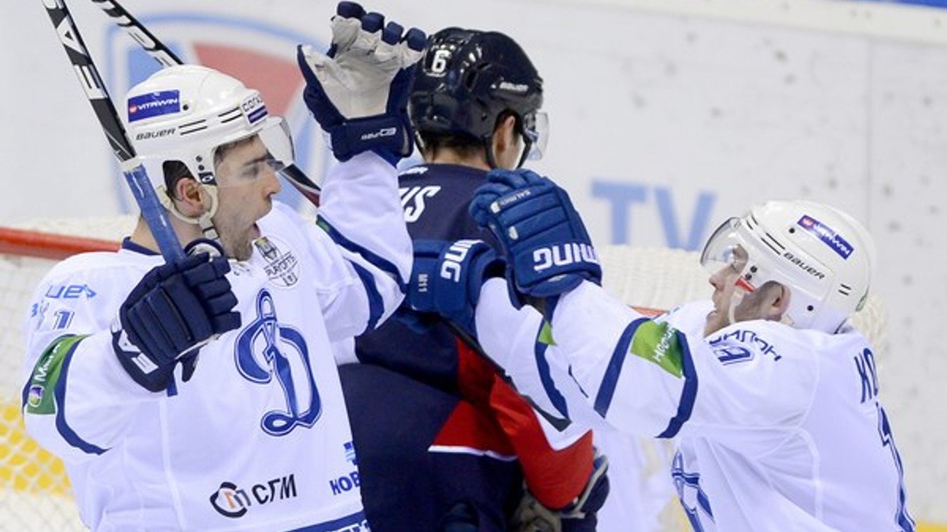 Dominik Graňák strelil v nedeľu Slovanu tretí gól, teší sa s ním spoluhráč Dinama Moskva Denis Kokarev (vpravo) .