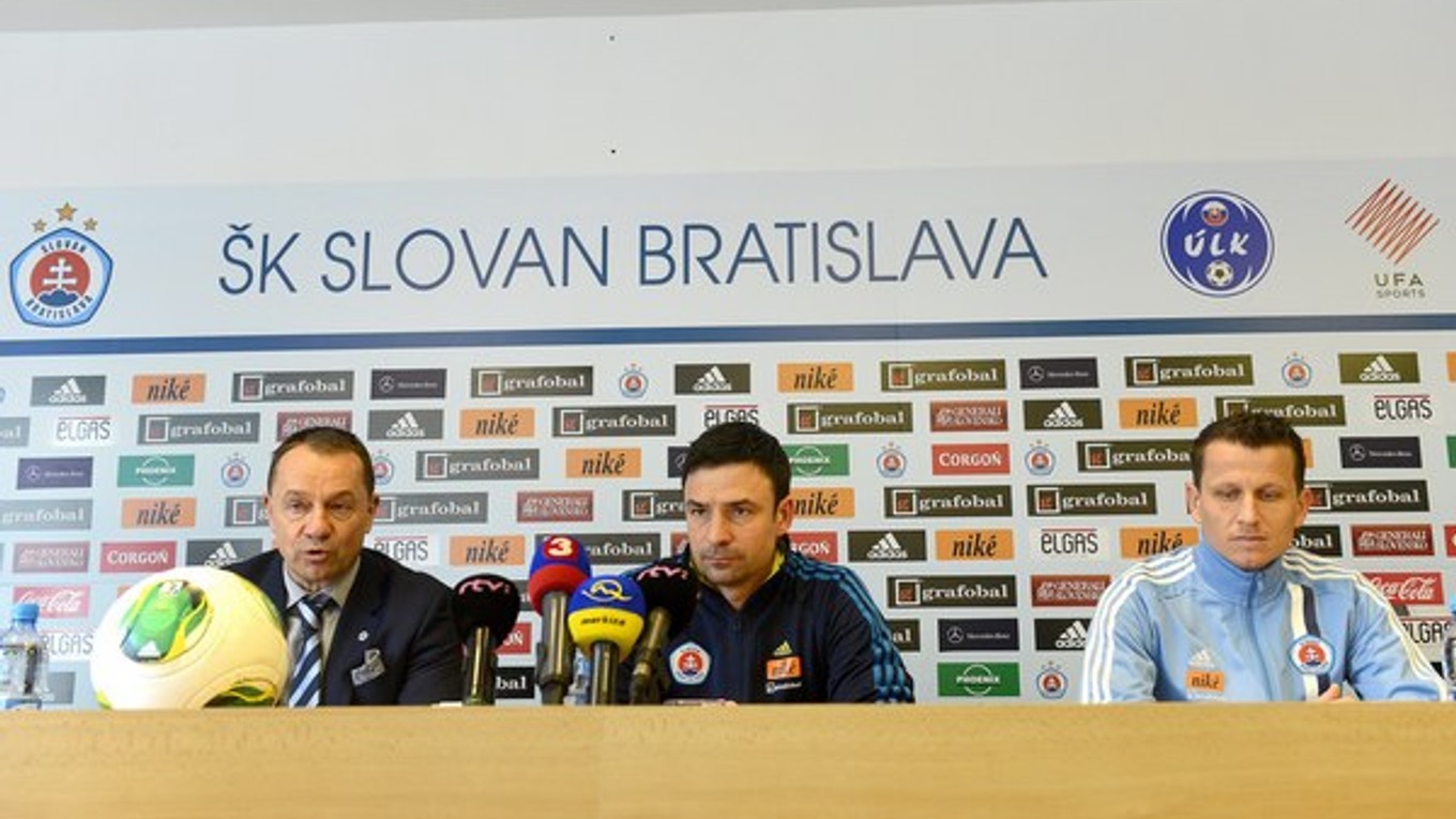 Generálny manažér Petr Kašpar, tréner Samuel Slovák a kapitán mužstva Igor Žofčák počas tlačovej konferencie.