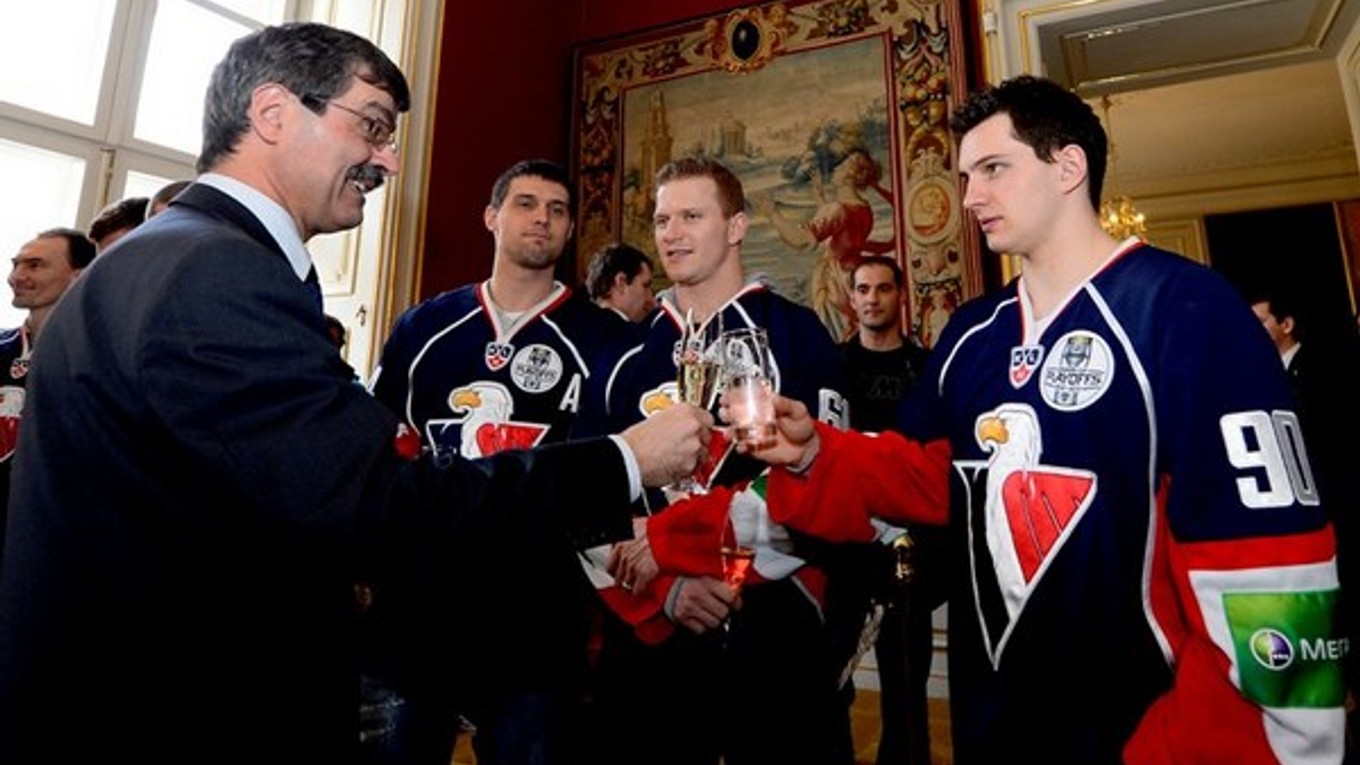 Primátor Bratislavy a hokejisti Slovana Libor Hudáček, Milan Bartovič a Ivan Švarný (sprava).