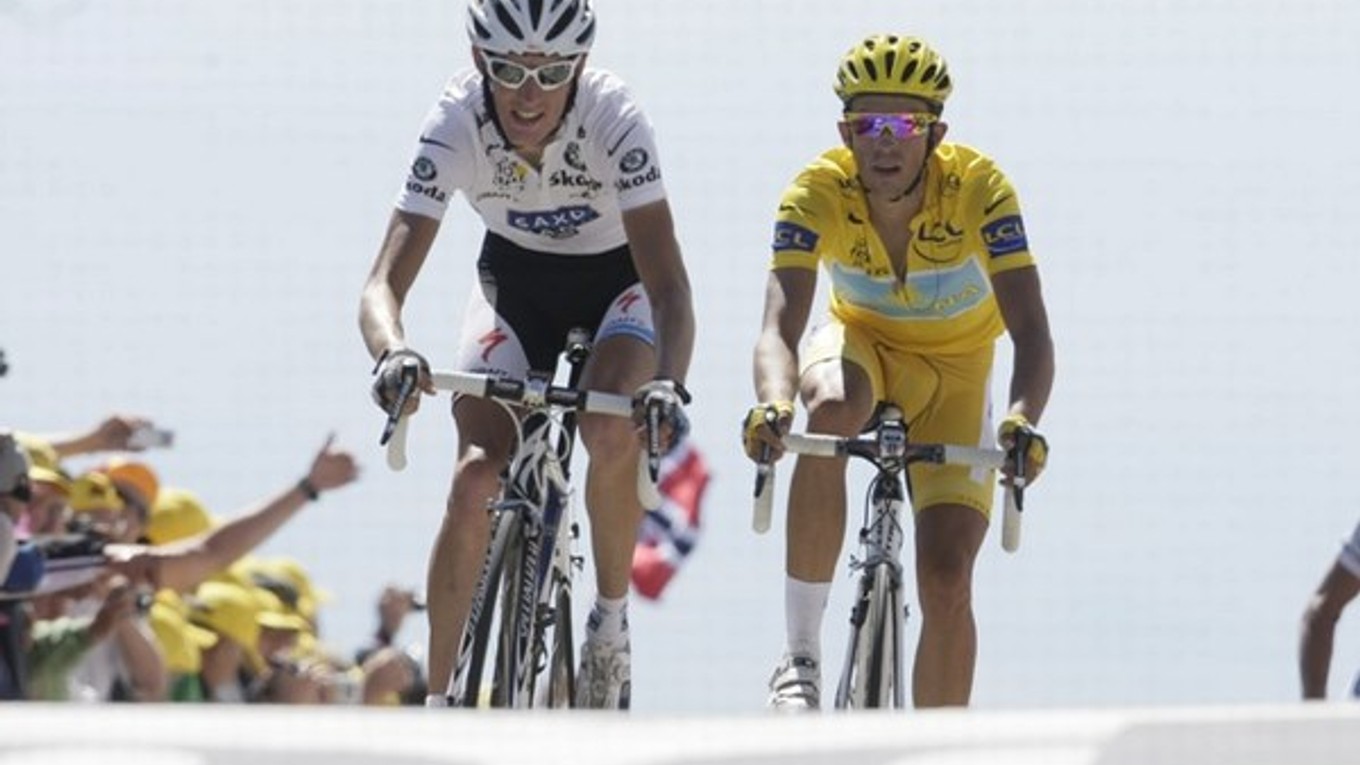 Andy Schleck (vľavo) a Alberto Contador