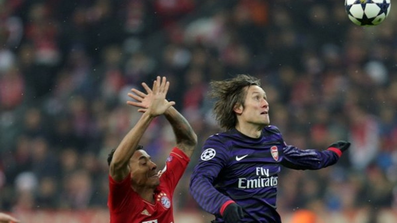 Tomáš Rosický (vpravo) v súboji s Luizom Gustavom z Bayernu Mníchov.