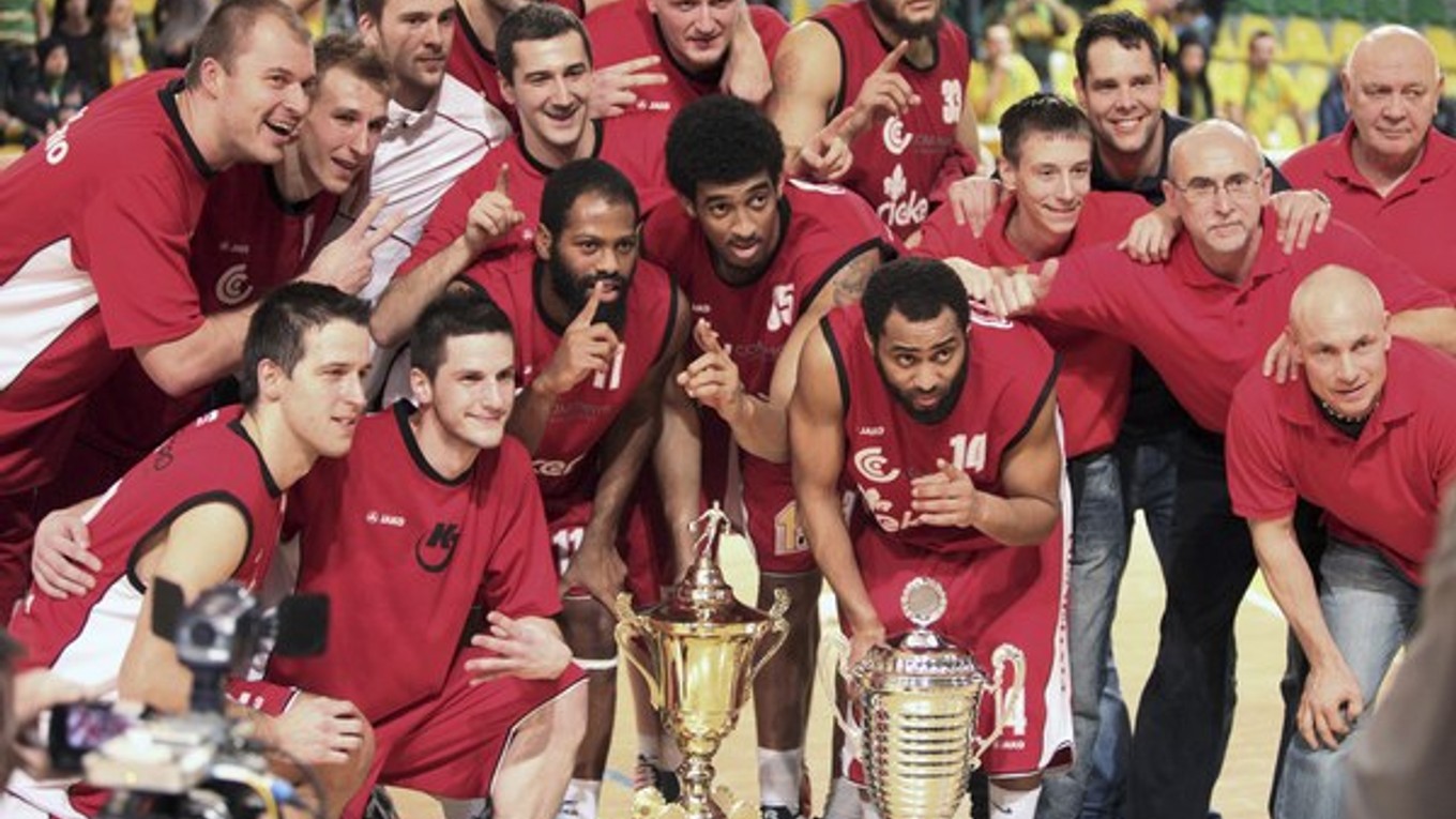 Basketbalisti Komárna chcú zaútočiť na premiérový titul. Vlani prehrali vo finále s Prievidzou. Tento rok získali vo februári Slovenský pohár.