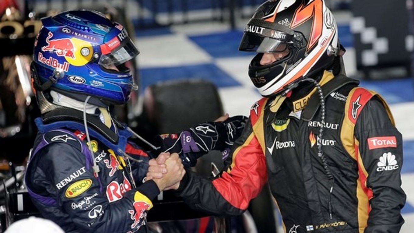 Sebastian Vettel (vľavo) blahoželá víťazovi Veľkej ceny Austrálie Kimimu Räikkönenovi.