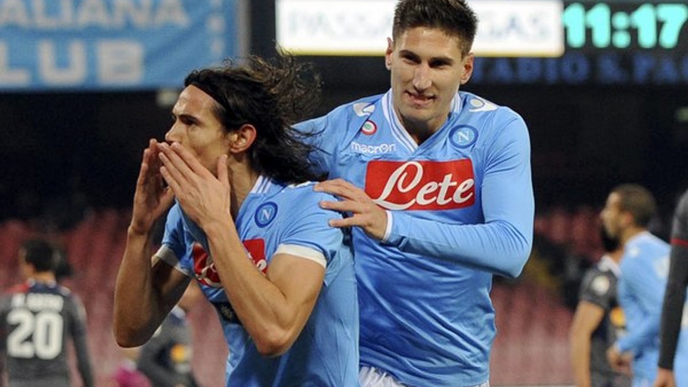 Cavani oslavuje prvý gól zápasu.