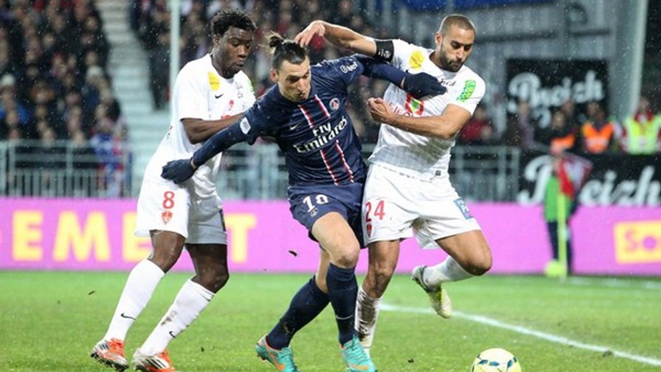 Zlatan Ibrahimovič (v strede) v súboji s futbalistami Brestu.