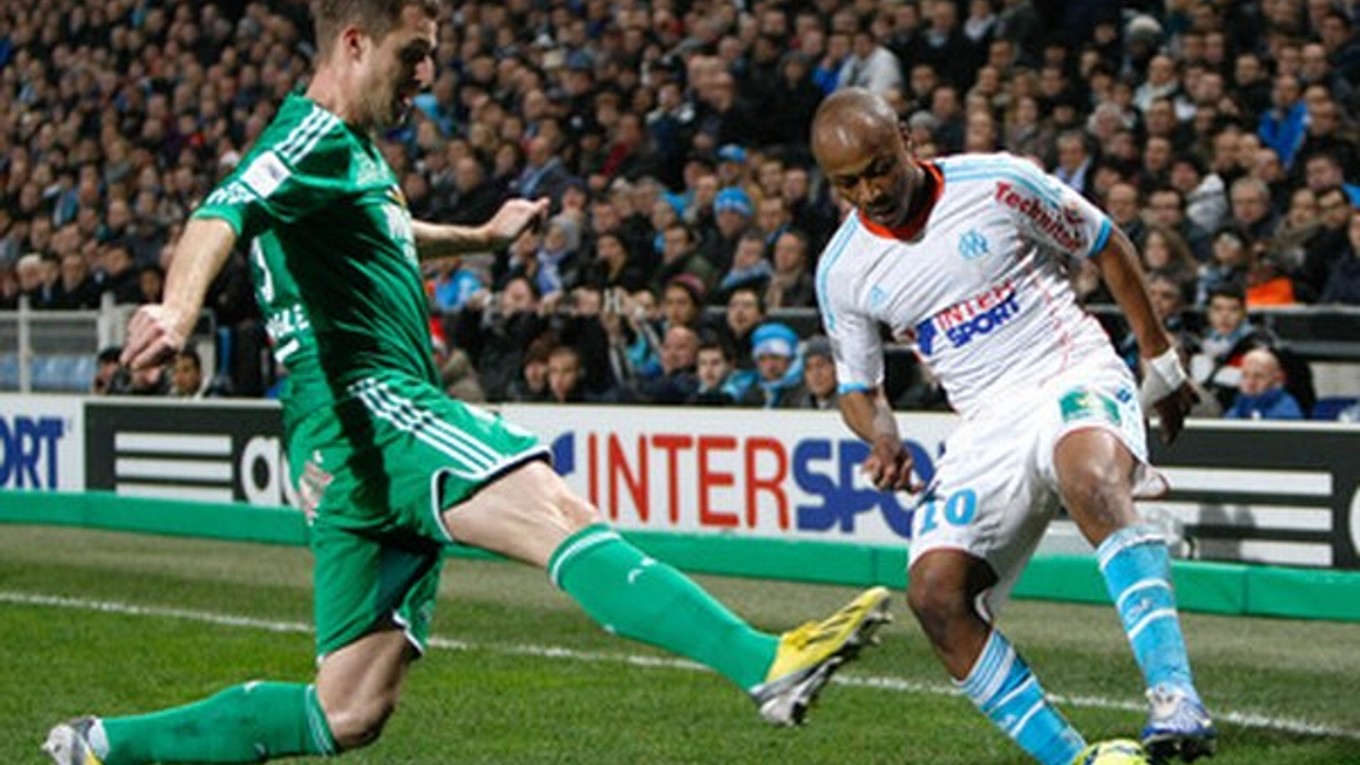K hráčovi Marseille Andremu Ayewovi pristupuje obranca St. Étienne  Francois Clerc.