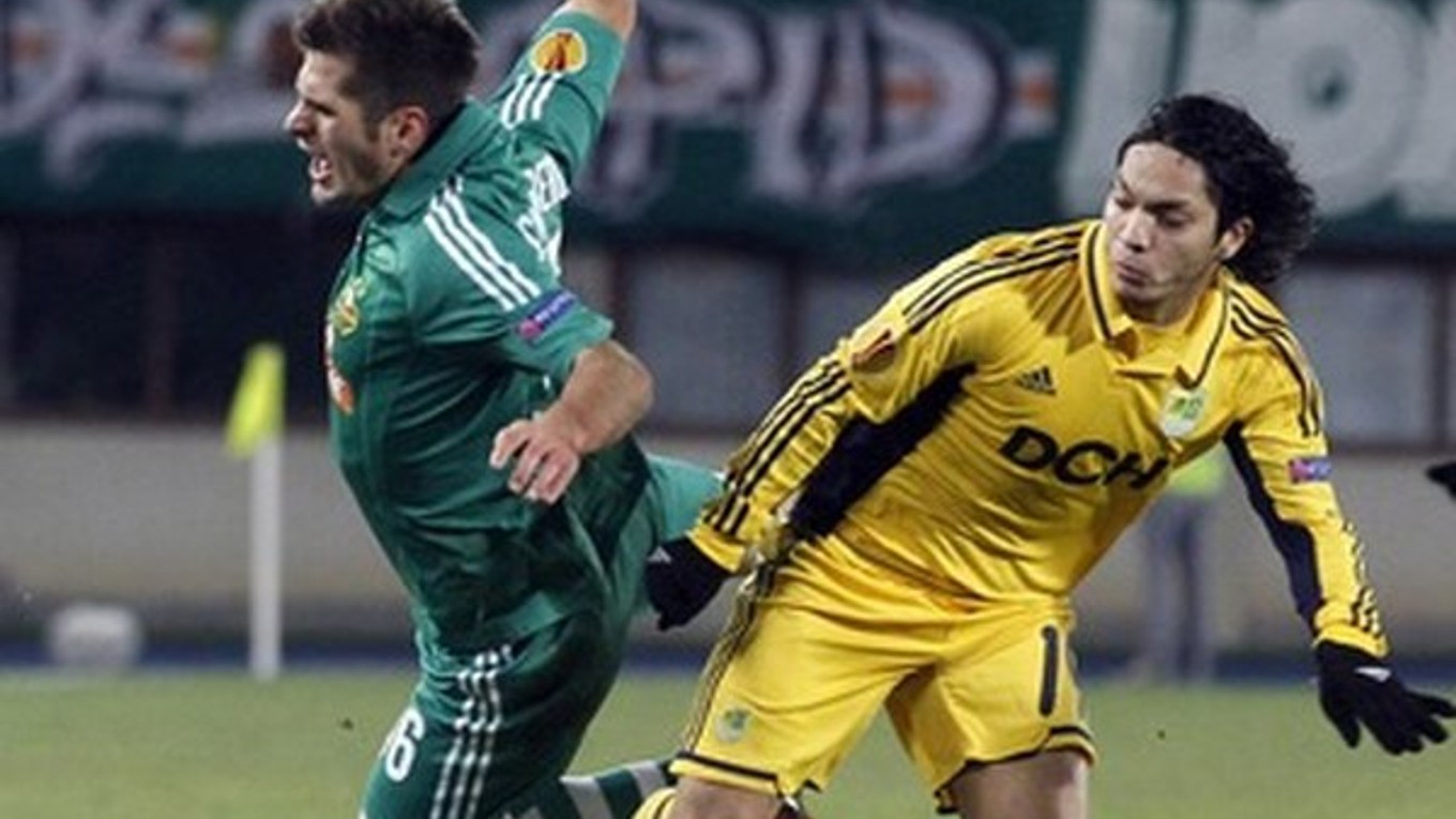 Hráč Rapidu Viedeň Michael Schipelsberger (vľavo) a Juan Manuel Torres z Charkova v zápase Ligy majstrov.