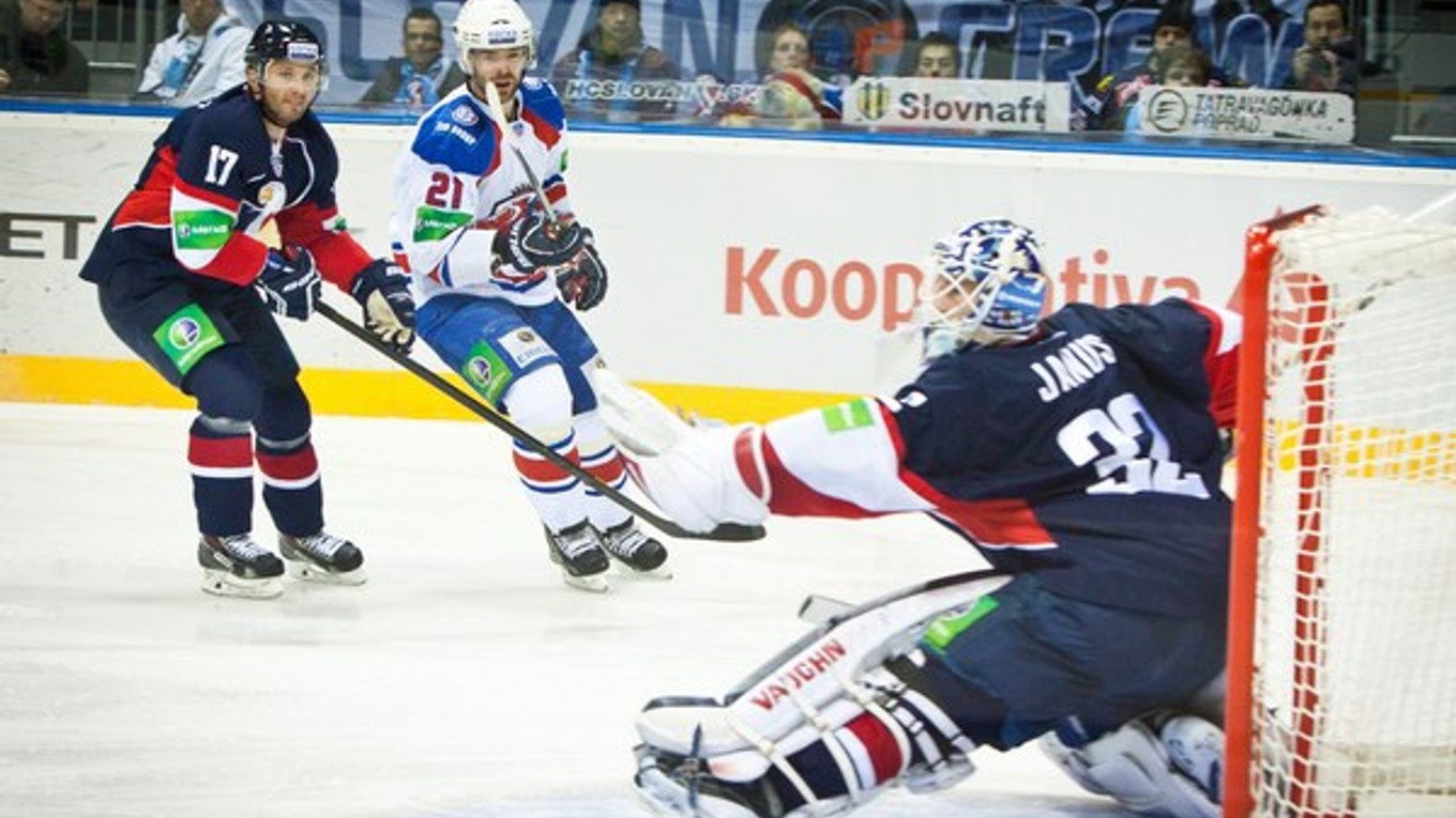 Brankár Slovana Jaroslav Janus (vpravo) počas zápasu KHL medzi Slovanom Bratislava a Levom Praha.