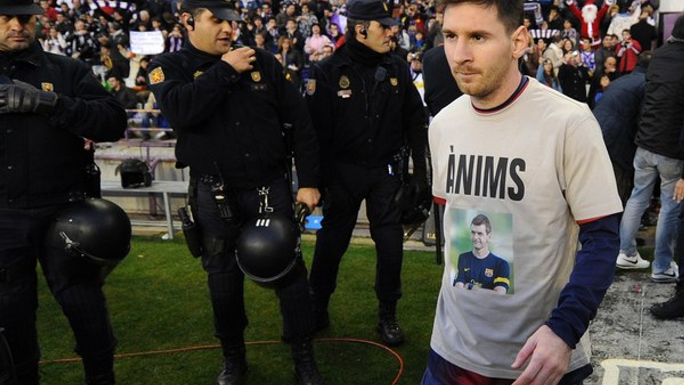 Lionel Messi s tričkom, na ktorom je fotografia tréénera Vilanovu.