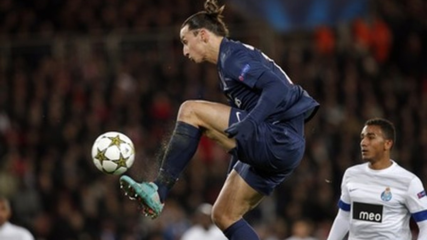 Domáci futbalista Paríž St. Germain Zlatan Ibrahimovič spracuváva loptu počas zápasu A-skupiny 6. kola futbalovej Ligy majstrov proti FC Porto v decembra 2012.