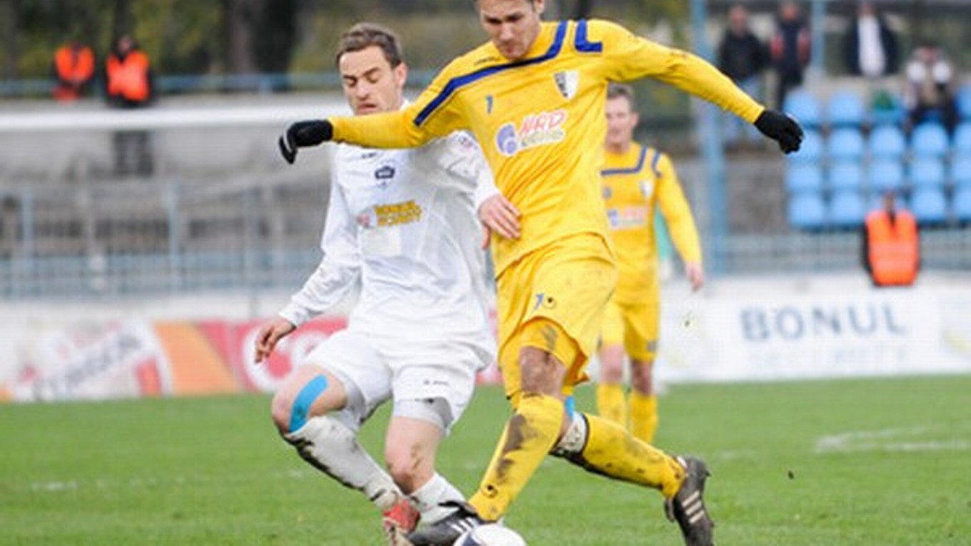 Matúš Mikuš z FC Nitra (vľavo) a Pavol Kosík z Spartak Myjava (vpravo) počas 15. kola futbalovej Corgoň ligy medzi FC Nitra - Spartak Myjava.