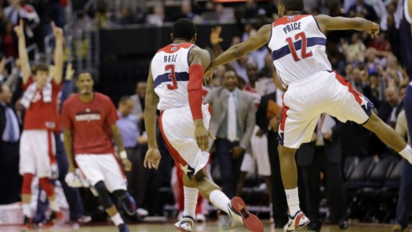 Hrdina Washingtonu Bradley Beal sa teší z úspešného pokusu proti Oklahome.