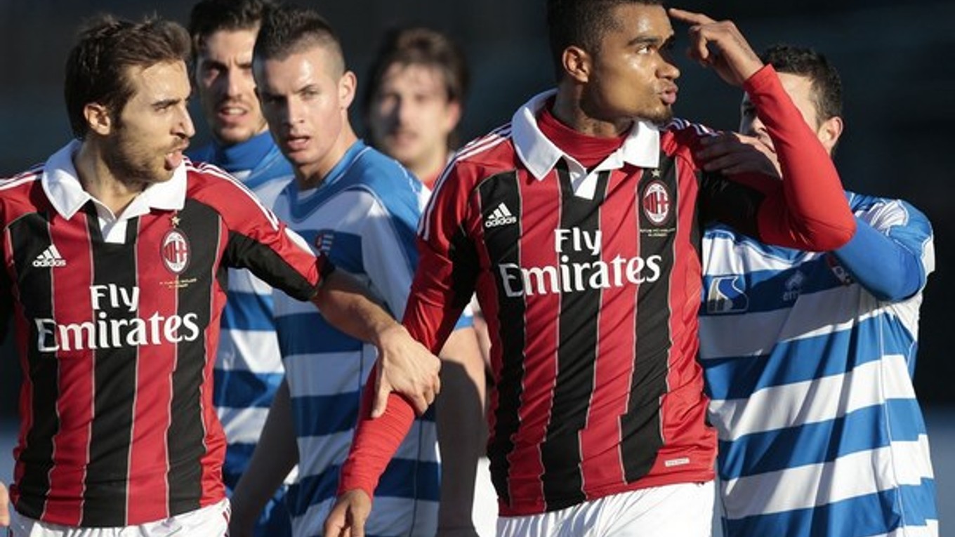 Kevin-Prince Boateng, hráč AC Miláno, gestikuluje smerom k divákom v Busto Arsizio po tom, ako ho rasisticky urážali. Boateng si neskôr vyzliekol tričko a na protest odkráčal do šatne.