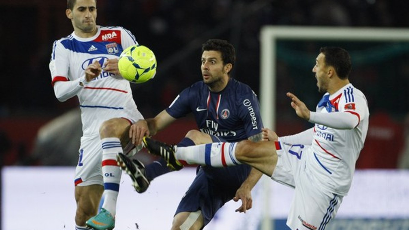 Thiago Motta (v strede).