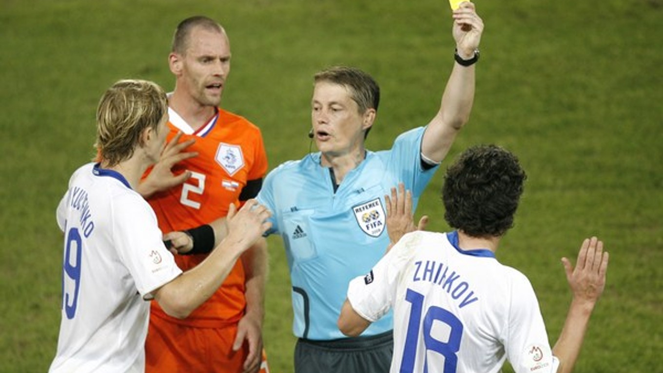 Ľuboš Micheľ ukazuje žltú kartu Rusovi Jurijovi Žirkovovi (vpravo) v štvrťfinálovom zápase Rusko - Holandsko na Eure 2008.