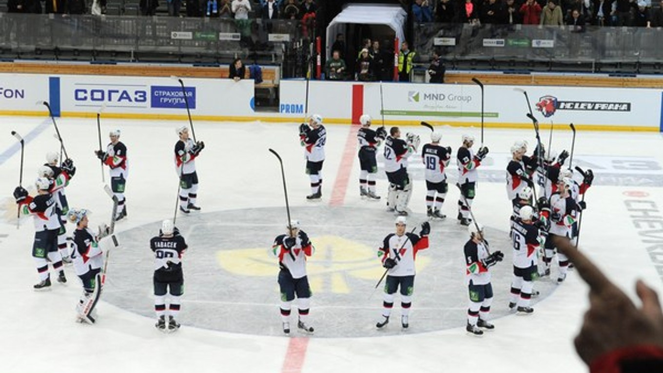 Tisíce fanúšikov Slovana v Prahe ďakovali hráčom po víťazstve nad HC Lev. Hokejisti sa pre ich skandovanie vracali dvakrát z kabíny.