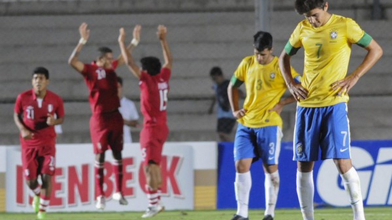 Smutní brazílski mladíci počas zápasu s Peru.