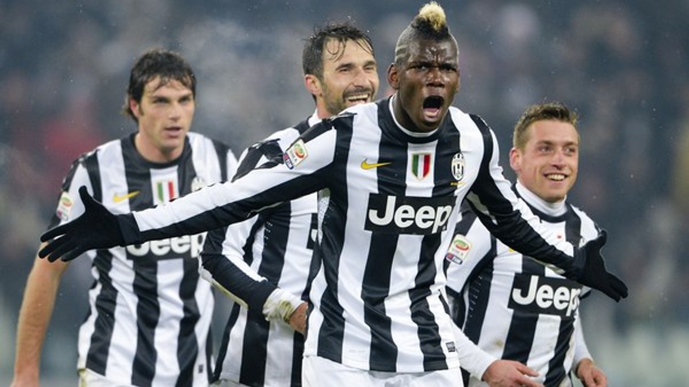Francúzsky hráč Juventusu Paul Pogba oslavuje nádherný gól.