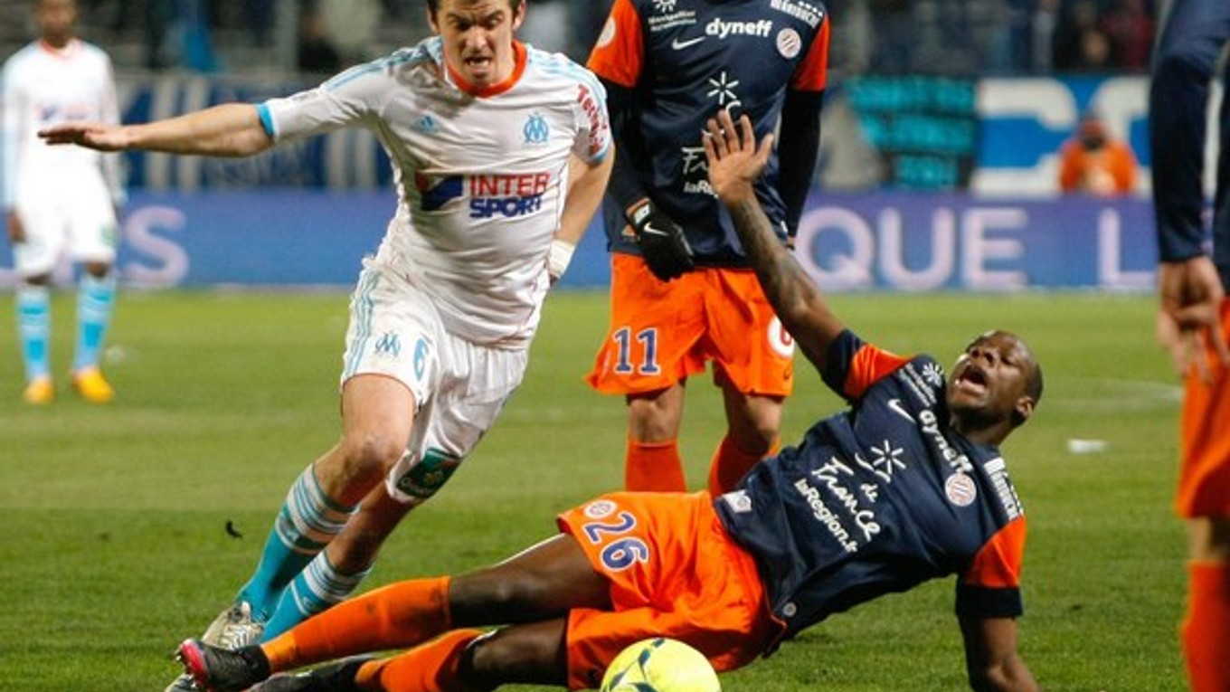 Hráč Marseille Joey Barton (vľavo) bojuje o loptu s Bryanom Dabom.