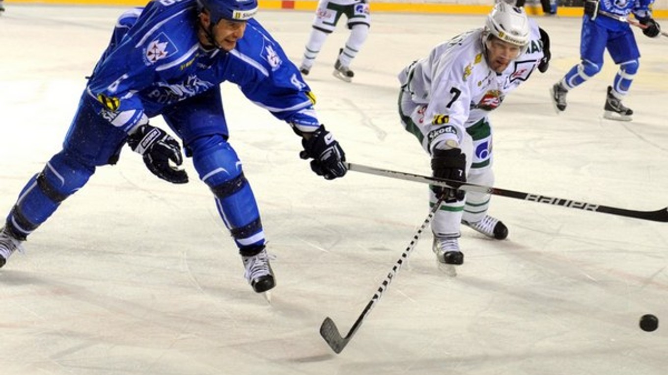 Stanislav Jasečko v drese Popradu (vľavo).