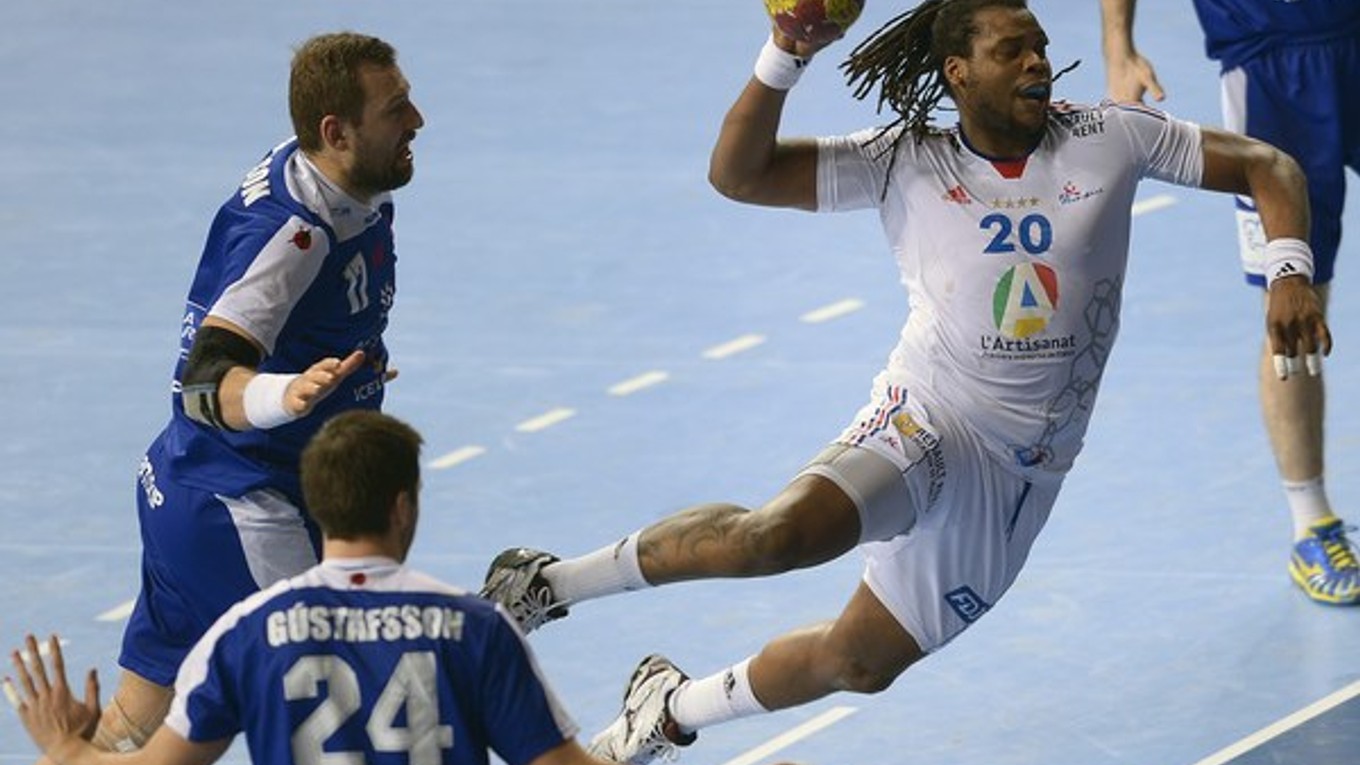 Francúzsky hráč Cedric Sorhaindo (vpravo) strieľa cez Sverre Jakobssona z Islandu (vľavo) v osemfinále zápasu Island - Francúzsko.