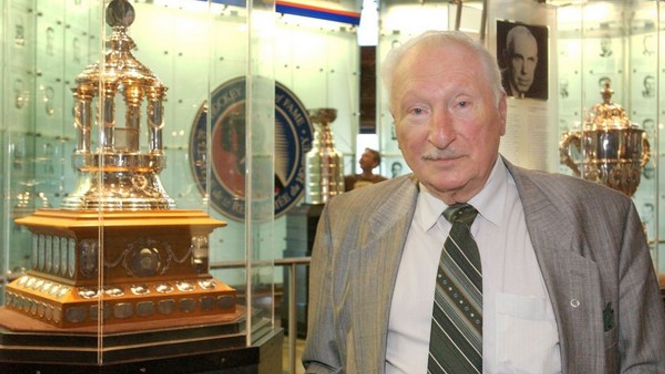 Novinár George Gross v hokejovej Sieni slávy v Toronte.