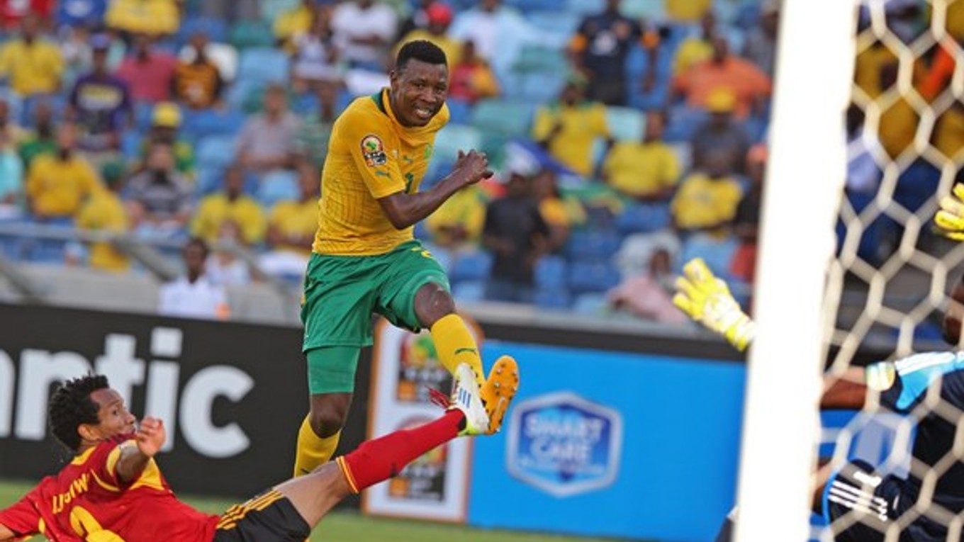Siyabonga Sangweni strieľa prvý gól Juhoafrickej republiky na šampionáte.