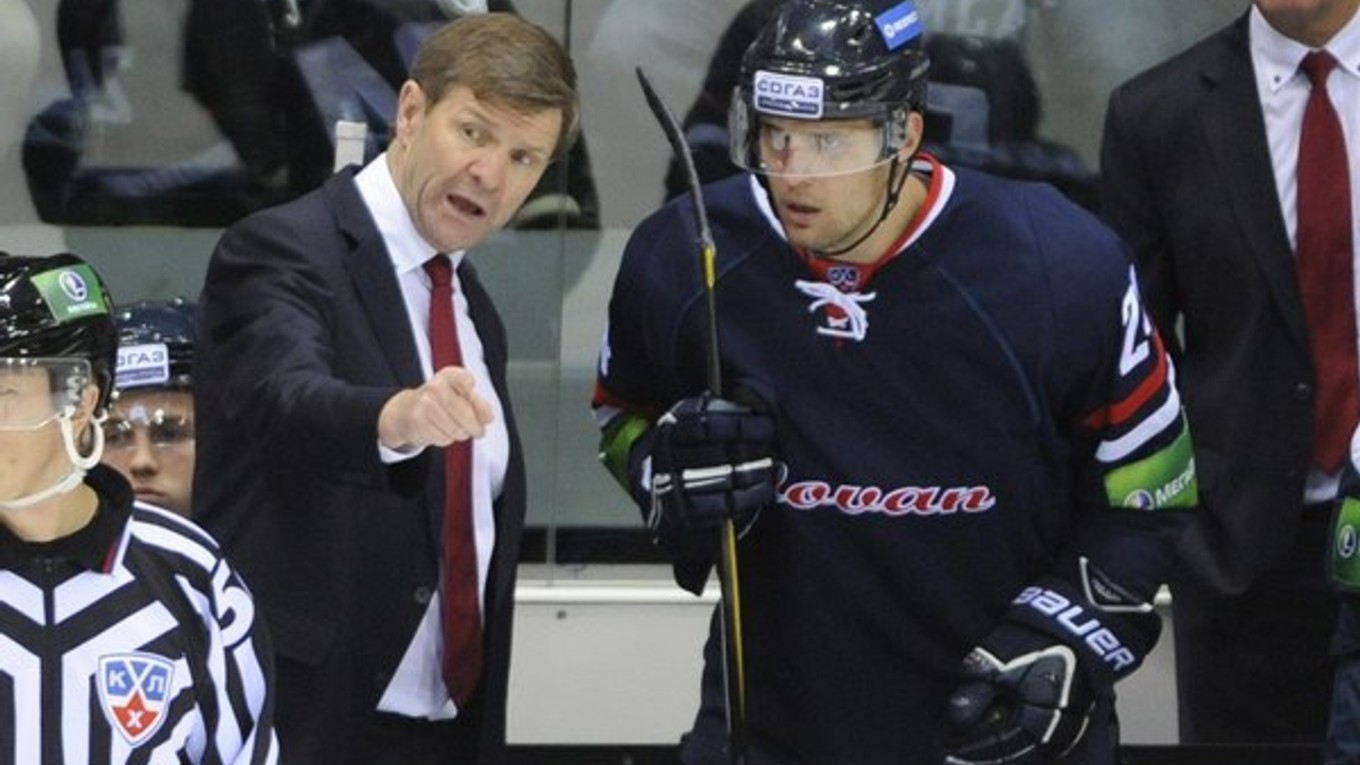 Tréner Rostislav Čada s obrancom Ivanom Švarným.