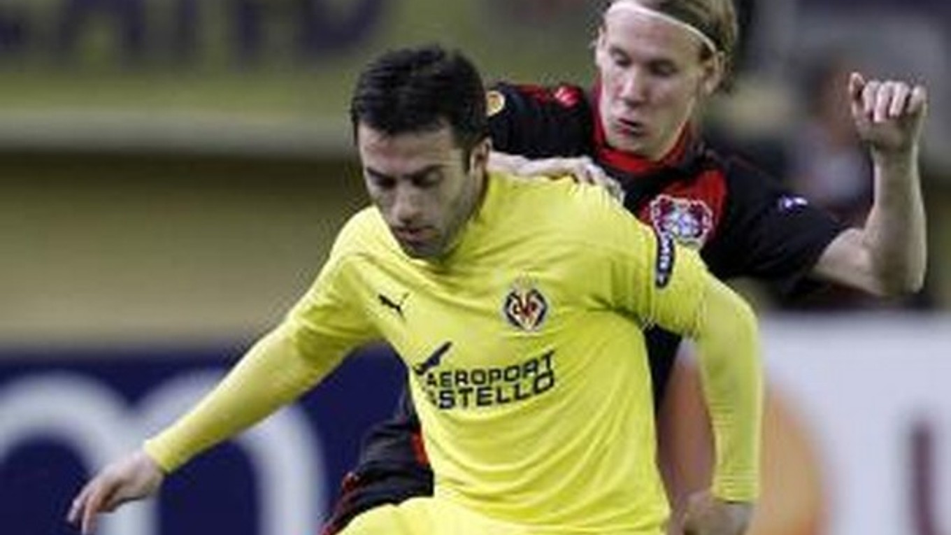 Vida (v čiernom drese).