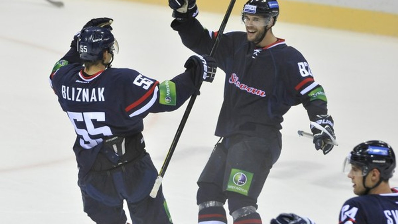 Mário Bližňák s Michalom Vondrkom sa tešia z gólu v sieti Astany.