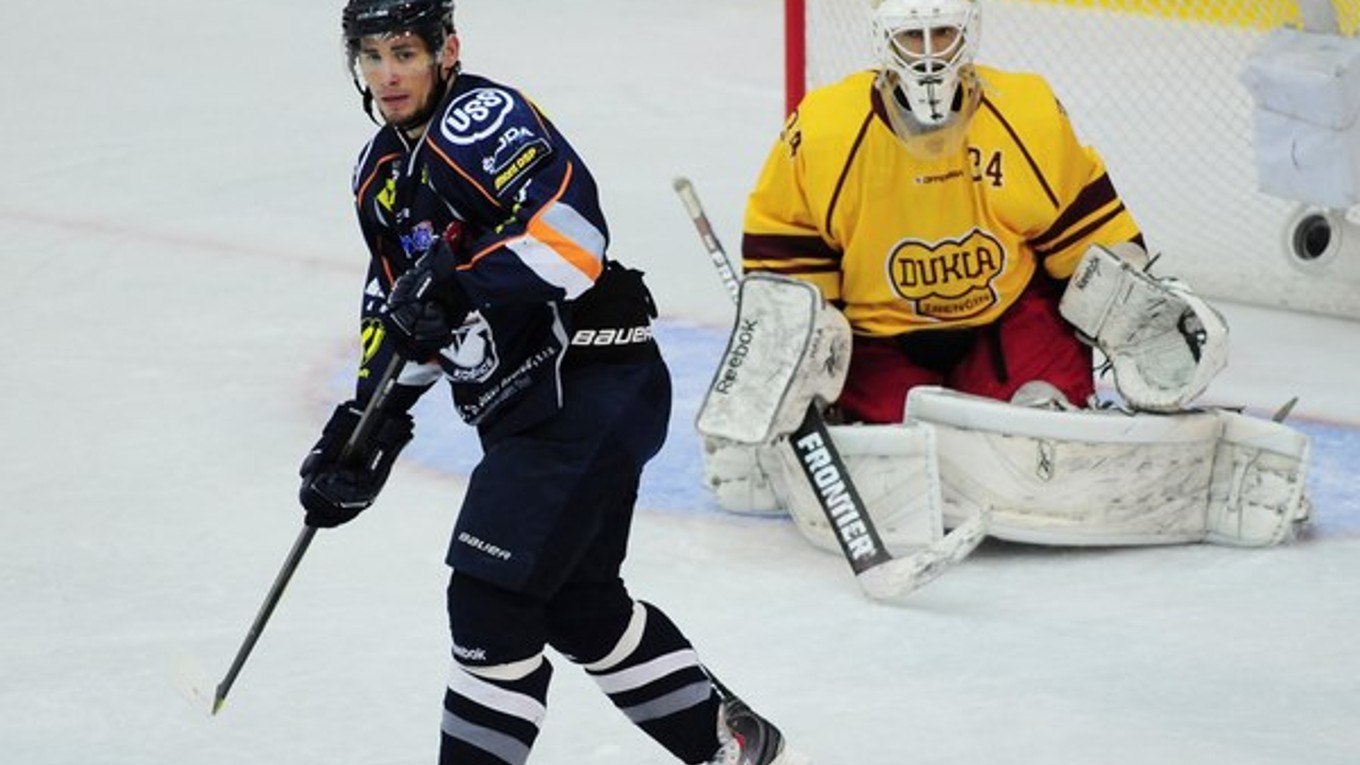 Brankár Miroslav Hála nosieval na svojom drese číslo 34, na maske nápis  Pirula.