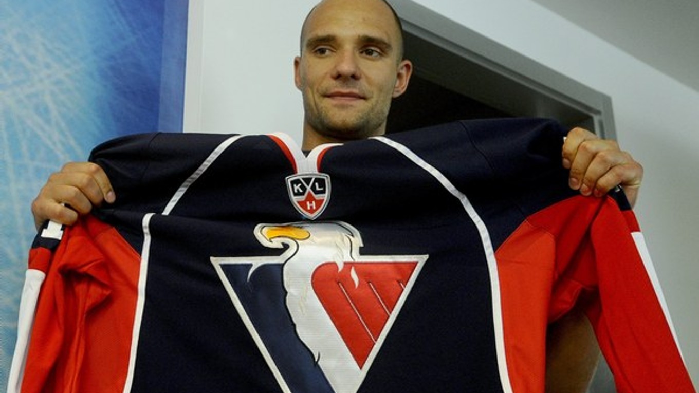 Obranca Buffala Andrej Sekera  bude počas výluky v NHL hrať v drese Slovana v KHL.