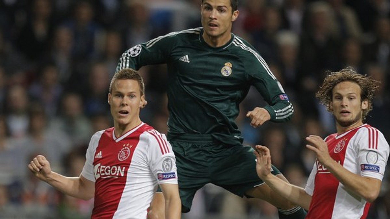 Cristiano Ronaldo v súboji s hráčmi Ajaxu.
