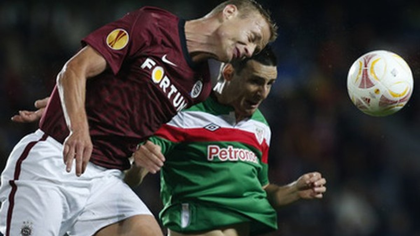 Jarošík zo Sparty v súboji s Adurizom z Bilbaa.