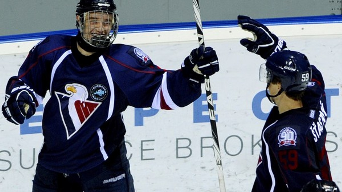 Marko Daňo (vľavo) po svojom premiérovom góle v KHL v zápase s Astanou.