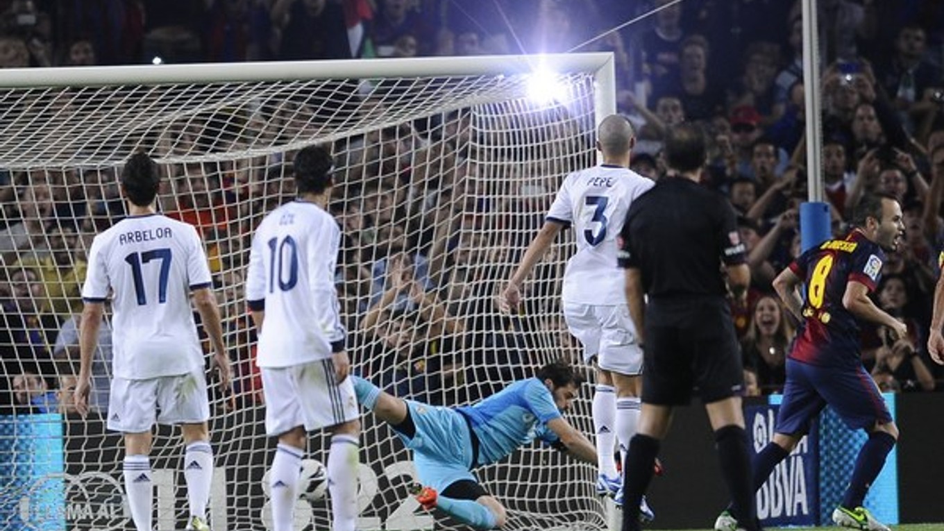 Messi strieľa druhý gól.
