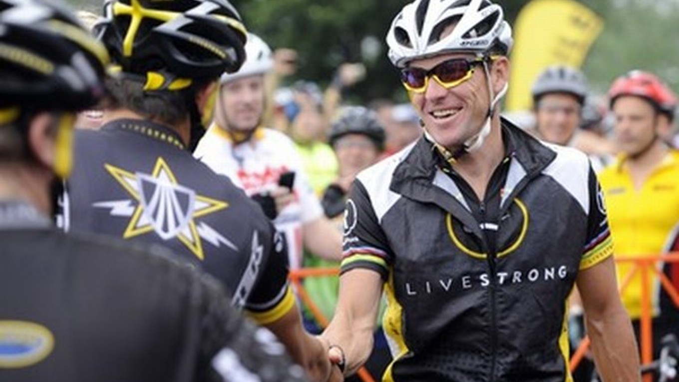 Lance Armstrong sa stiahol z verejného diania.