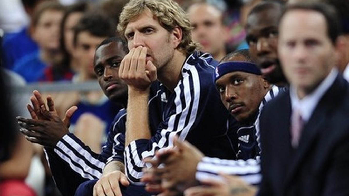 Dirk Nowitzki si pozrie ďalšie zápasy maximálne z lavičky.