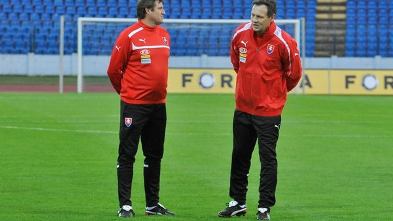 Tréneri slovenskej futbalovej reprezentácie Michal Hipp (vľavo) a Stanislav Griga.