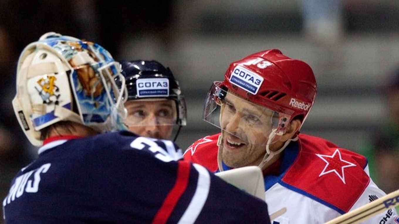 Pavel Daciuk (vpravo) a brankár Slovana Jaroslav Janus.