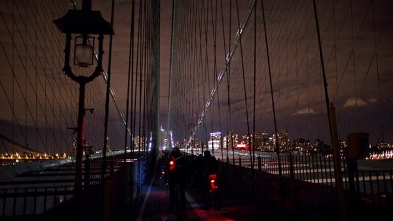 Brooklynský most ponorený v tme.